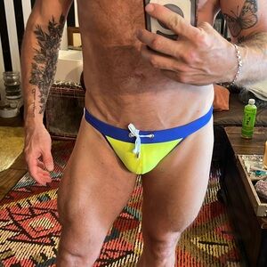 Men’s medium neon green yellow speedo with blue band